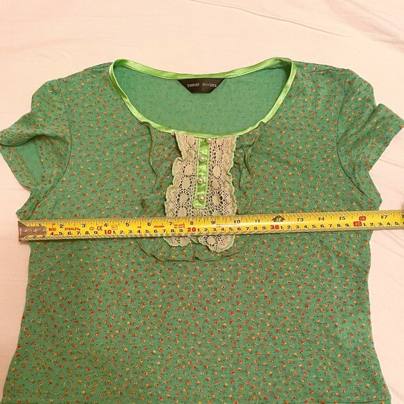 Short floral top, ruffles, crochet, pearls, & tiny glitters, trimmed neckline, S - Picture 4 of 6